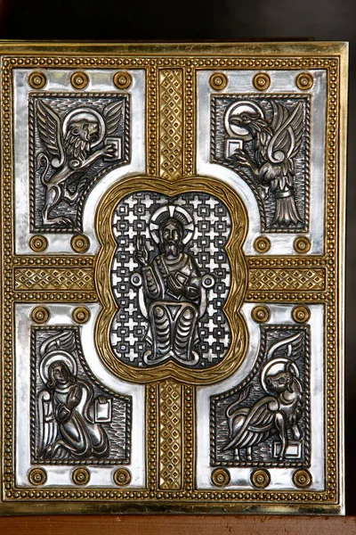 Novozákonní Stříbrná Obálka Liturgická Kniha — Stock fotografie