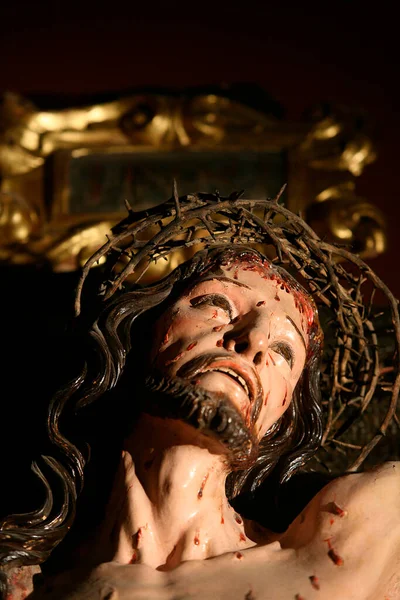 Roncesvalles 'deki Santa Maria kolej kilisesinde heykel. Fransa. 