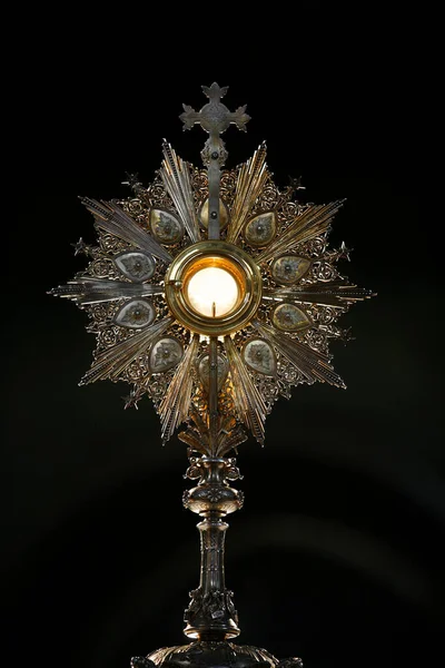 Ayin merasimi. Sunaktaki Monstrance. Fransa. 