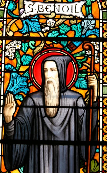 Aziz Benedict. Lekeli cam pencere. Fransa.