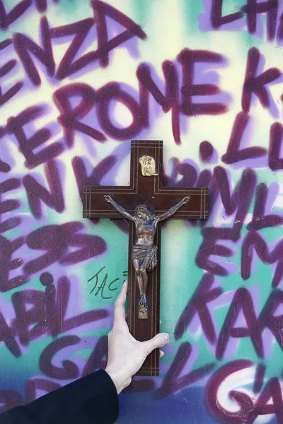 Kruis Tegen Een Muur Met Graffiti Frankrijk — Stockfoto