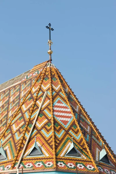 马蒂亚斯教堂的屋顶匈牙利 — 图库照片