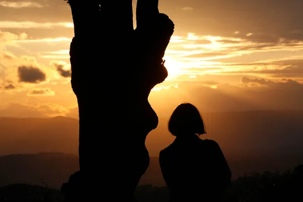 Silhouet Van Een Vrouw Die Naar Zonsondergang Kijkt Meditatie Frankrijk — Stockfoto