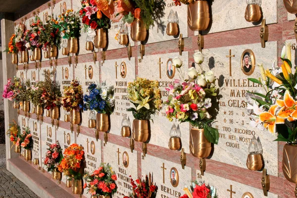 Çiçekler. Aosta vadisi mezarlığı. İtalya. 