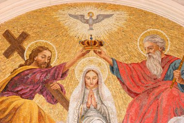 Mary 'nin taç giyme töreni. Fatima Bazilikası.