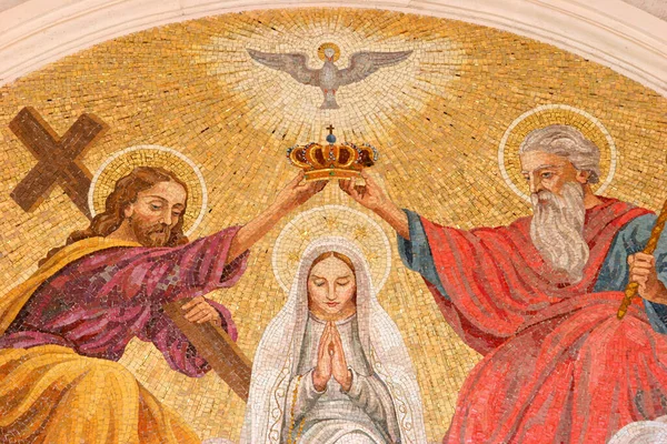 Mary 'nin taç giyme töreni. Fatima Bazilikası.