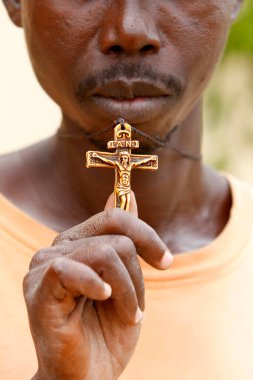 Katolik adam ve onun haçı. Togo. 