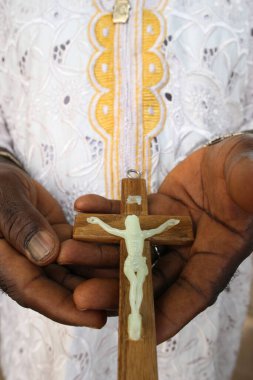 Afrikalı bir adam haç gösteriyor. Togo. 