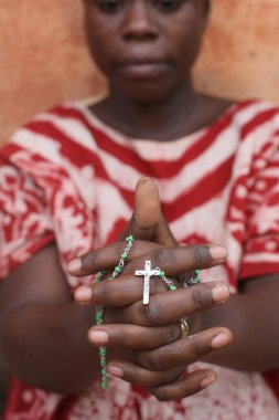 Afrikalı kadın tespih çekiyor. Togo. 