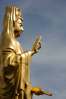 Tapınaktaki Bodhisattva altın heykeli. Quan Am. Fransa. 