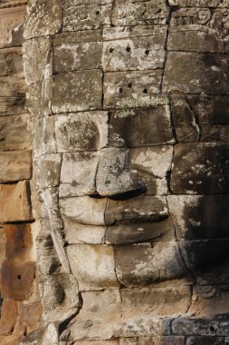 Angkor Thom 'daki Bayon Tapınağı' nda bulunan taş, 7. Jayavarman 'ı bir vücut savaşçısı olarak tasvir edebilir.