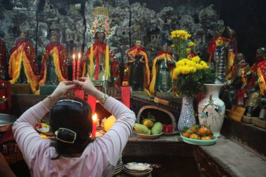 İmparator Jade Pagoda. Kim Hoa 'nın annesinin tanrıçasına adanmış kadınlar tuvaleti. Vietnam. 