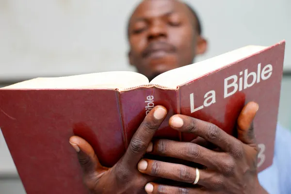 Afrikansk Man Läser Bibeln Togo — Stockfoto
