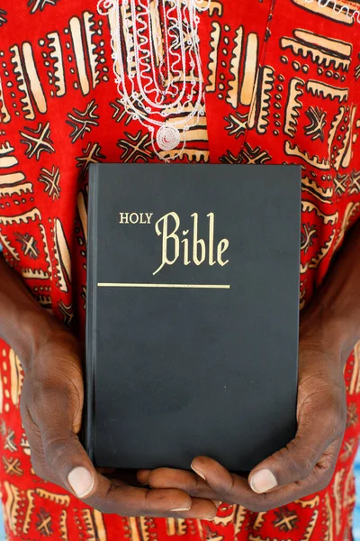聖書を読んでいるアフリカ人男性 — ストック写真