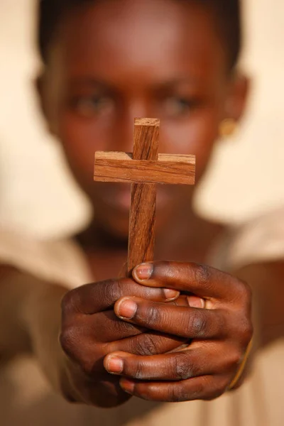 年轻的非洲基督徒拿着十字架 — 图库照片