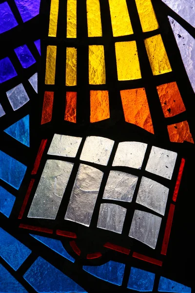 神圣的圣经描绘在彩色玻璃上 — 图库照片
