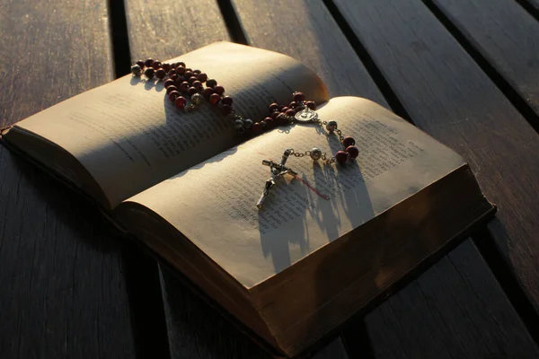 Otwórz Biblię Paciorki Modlitewne Świetle Poranka — Zdjęcie stockowe