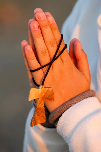 Junge Christen Beten Nahaufnahme Den Händen — Stockfoto
