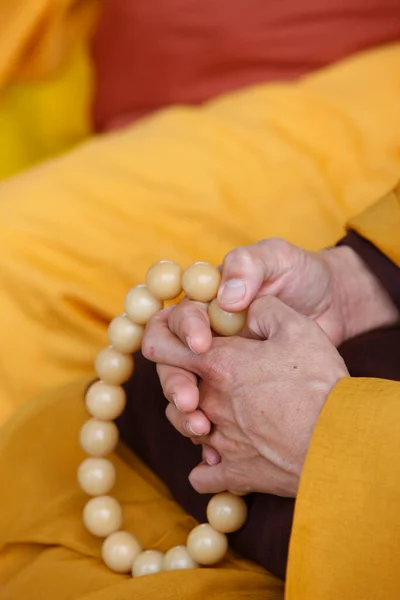 Contas Oração Budistas Fechar Mãos França — Fotografia de Stock