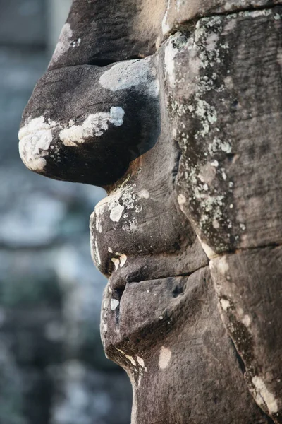 吴哥窟拜恩寺塔上的石头像可能把贾瓦曼七世描绘成菩萨 — 图库照片