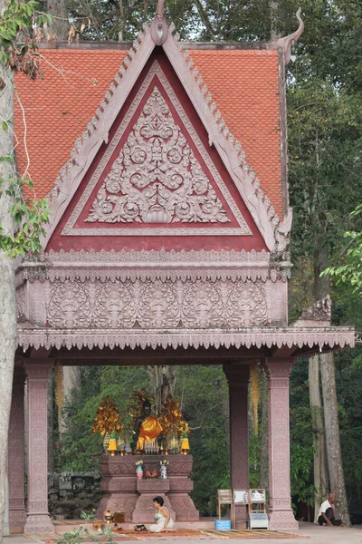 Bir Budist Tapınakta Dua Ediyor Kamboçya — Stok fotoğraf