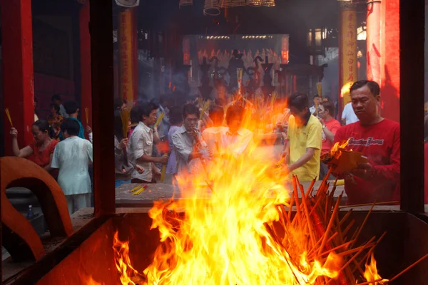 Thien Hau Tempel Verbrennung Von Opfergaben Vietnam — Stockfoto