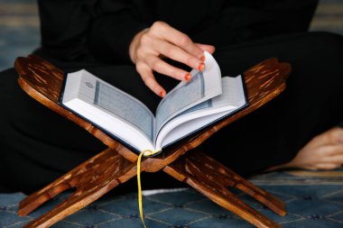 Bir camide Kur 'an okumak. Birleşik Arap Emirlikleri.