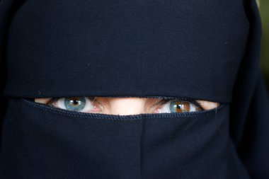 Abaa giyen bir kadının gözleri. Birleşik Arap Emirlikleri.