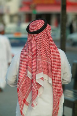 Arap adam keffiyeh giyiyor. Arkadan bak. Birleşik Arap Emirlikleri.