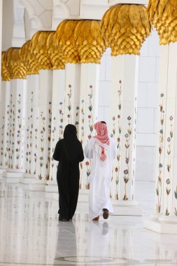 Şeyh Zayed Büyük Cami. Cami 'nin dış cephesinde 1096 sütun var. Birleşik Arap Emirlikleri.