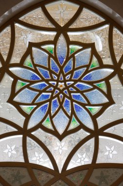 Şeyh Zayed Büyük Cami. Ana salonun cam penceresi. Birleşik Arap Emirlikleri.