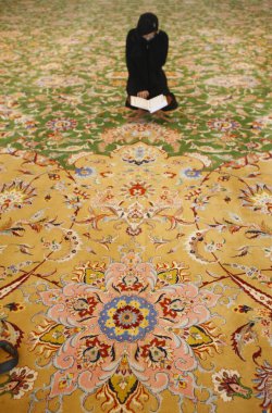 Şeyh Zayed Büyük Cami. Kuran okuyan Müslüman kadın. Birleşik Arap Emirlikleri.