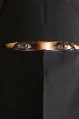 Müslüman bir kadın abaya giyiyor. Birleşik Arap Emirlikleri.