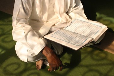 İmam Kuran okuyor. Bir camide. Kongo Brazzaville. 