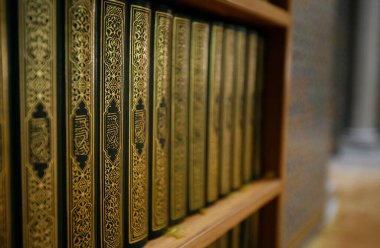 Kutsal Kureyşliler bir camide. İsviçre.