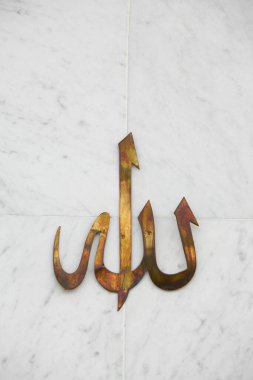 Bir caminin duvarında Allah 'ın el yazısı var. İsviçre.