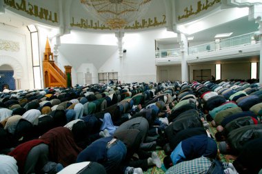Lyon Büyük Camii 'ndeki Müslümanlar. Cuma namazı (dua). Fransa. 