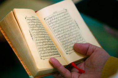 Bir camide Kur 'an okumak. Fransa. 