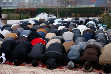 Lyon Büyük Camii 'nde el-Kebir duası. Fransa. 