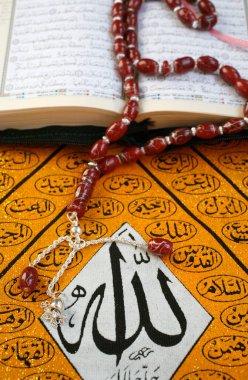 Kur 'an, tespih ve Allah' ın el yazısı. İslam 'ın sembolü. Fransa. 