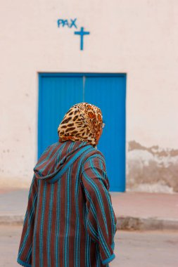 Peçeli kadın sokakta sallanıyor. Fas.