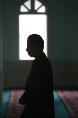 Camideki Müslüman duasının silueti. Nepal. 