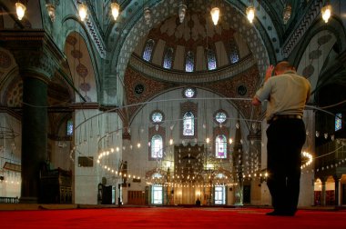  Beyazit camisi. Dua eden adam. Türkiye.