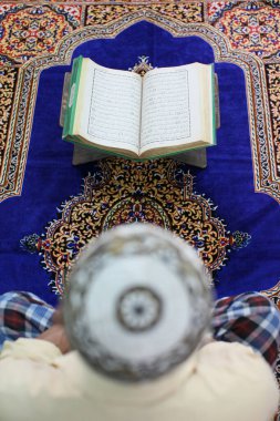 Mulsim Cami 'de Kur' an okuyor. Vietnam. 