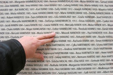 Paris Shoah Anıtı. İsim listesi. Fransa. 