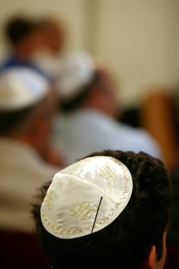 Senaggogda kippa giyen bir adam. Fransa. 