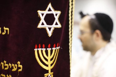 Sinagogda bar mitzvah kutlaması. Fransa. 