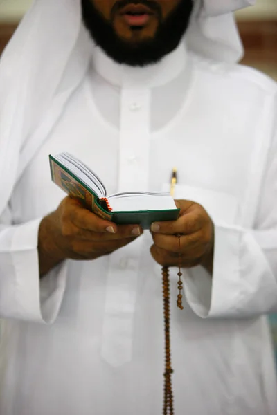 Muselman Läser Coran Jumeirah Moské Förenade Arabemiraten — Stockfoto