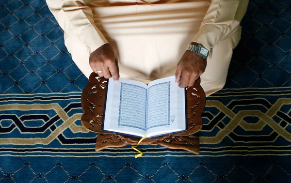 Camide Kuran Okuyan Bir Adam Birleşik Arap Emirlikleri — Stok fotoğraf