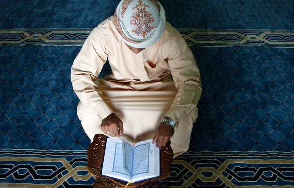 Seorang Pria Membaca Kuran Masjid Uni Emirat Arab — Stok Foto